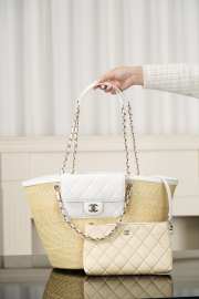 Uubags Chanel large shopping bag in braided straw, sheepskin & gold-colored metal beige & white 26x54x18cm - 1