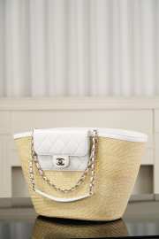 Uubags Chanel large shopping bag in braided straw, sheepskin & gold-colored metal beige & white 26x54x18cm - 6