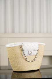 Uubags Chanel large shopping bag in braided straw, sheepskin & gold-colored metal beige & white 26x54x18cm - 5