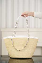 Uubags Chanel large shopping bag in braided straw, sheepskin & gold-colored metal beige & white 26x54x18cm - 3