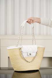 Uubags Chanel large shopping bag in braided straw, sheepskin & gold-colored metal beige & white 26x54x18cm - 4