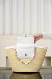 Uubags Chanel large shopping bag in braided straw, sheepskin & gold-colored metal beige & white 26x54x18cm - 2