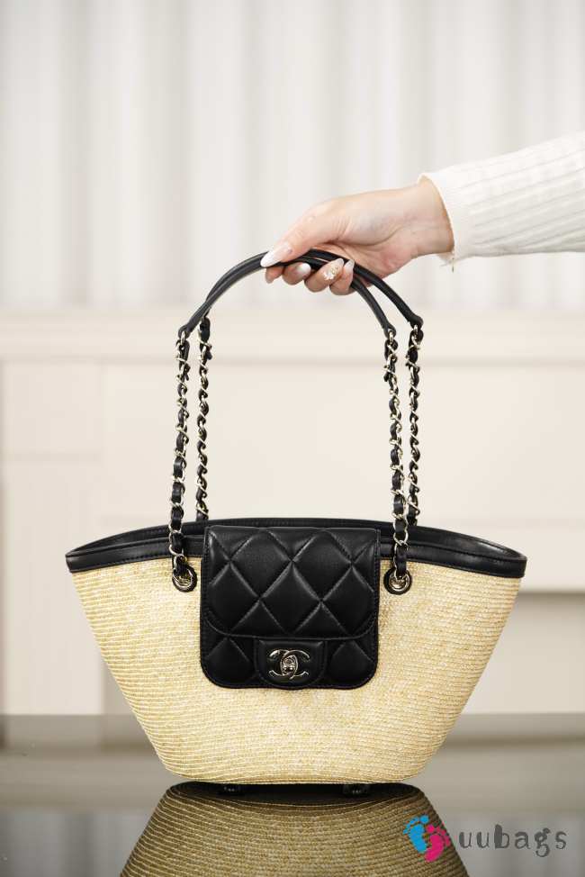 Uubags Chanel large shopping bag in braided straw, sheepskin & gold-colored metal beige & black 18x41x13cm - 1