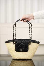Uubags Chanel large shopping bag in braided straw, sheepskin & gold-colored metal beige & black 18x41x13cm - 1