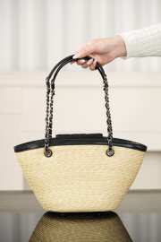 Uubags Chanel large shopping bag in braided straw, sheepskin & gold-colored metal beige & black 18x41x13cm - 5