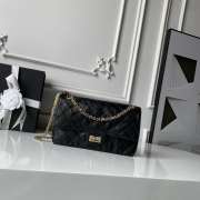 Uubags Chanel medium handbag 2.55 calfskin with wrinkled effect & gold-plated metal in black 24x16x7.5cm - 1
