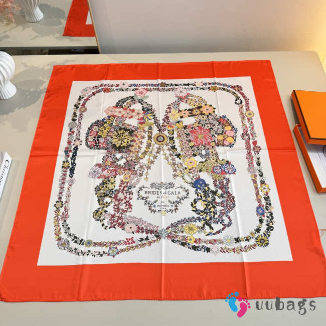 Uubags Hermes scarf in silk twill with hand-rolled edges bright orrange/ beige/ multicolored 88.5x88.5cm - 1