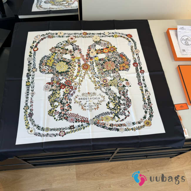 Uubags Hermes scarf in silk twill with hand-rolled edges noir/ ivoire/ multicolored 88.5x88.5cm - 1