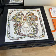 Uubags Hermes scarf in silk twill with hand-rolled edges noir/ ivoire/ multicolored 88.5x88.5cm - 1