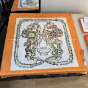 Uubags Hermes scarf in silk twill with hand-rolled edges vermilion/ vanilla/ multicolored 88.5x88.5cm - 1