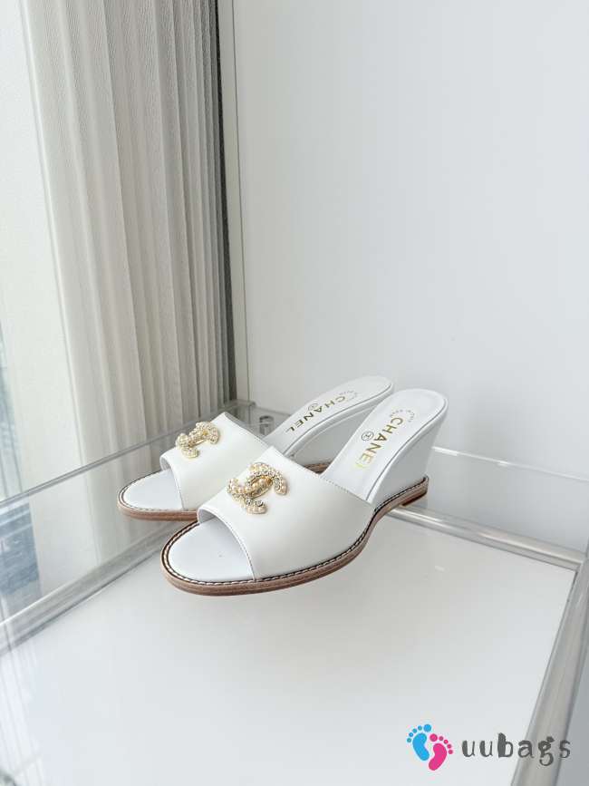 Uubags Chanel mules in shiny calfskin & imitation pearls white 8.5cm - 1