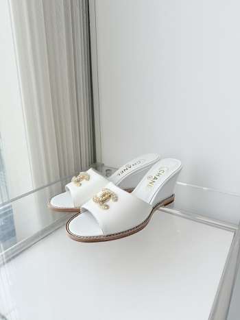 Uubags Chanel mules in shiny calfskin & imitation pearls white 8.5cm