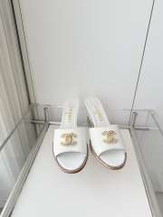 Uubags Chanel mules in shiny calfskin & imitation pearls white 8.5cm - 3