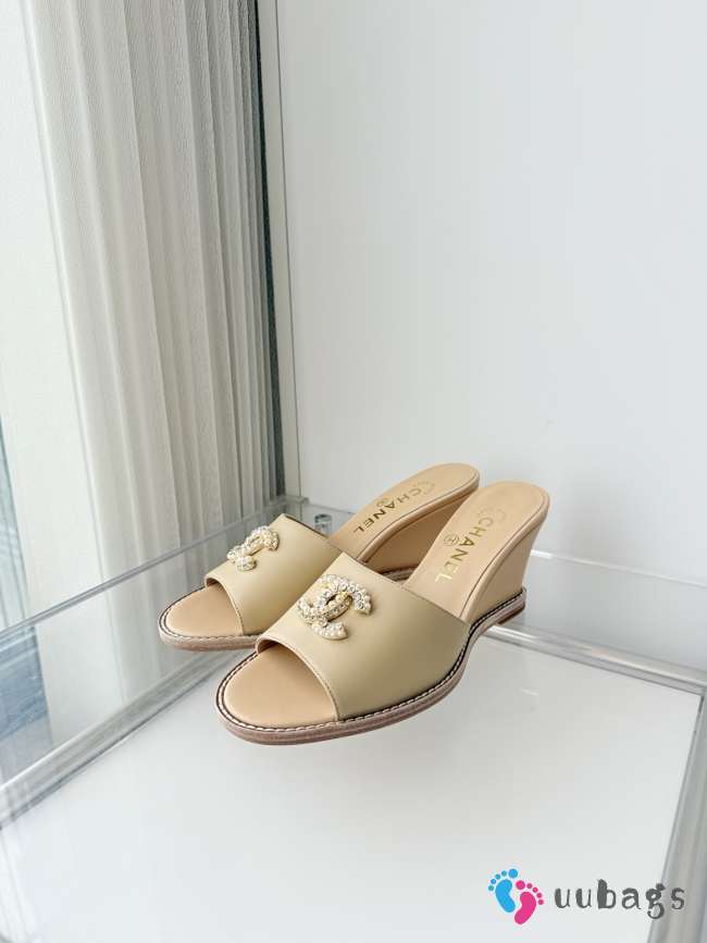 Uubags Chanel mules in shiny calfskin & imitation pearls beige 8.5cm - 1