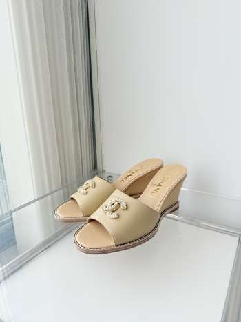Uubags Chanel mules in shiny calfskin & imitation pearls beige 8.5cm