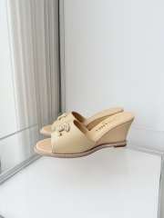 Uubags Chanel mules in shiny calfskin & imitation pearls beige 8.5cm - 3