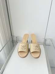 Uubags Chanel mules in shiny calfskin & imitation pearls beige 8.5cm - 5