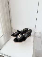 Uubags Chanel mules in shiny calfskin & imitation pearls black 8.5cm - 1