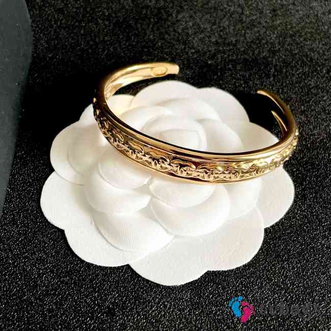 Uubags Chanel Cuff In Metal Gold - 1