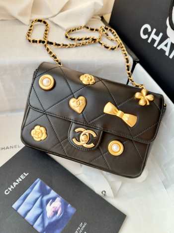 Uubags Chanel 2021 icon quilted chain shoulder bag in black lambskin 19x14x6.5cm