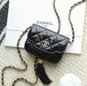 Uubags Chanel small clutch with chain in patent lambskin & gold tone metal black 8.5x11x3.5cm - 1