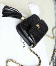 Uubags Chanel small clutch with chain in patent lambskin & gold tone metal black 8.5x11x3.5cm - 2