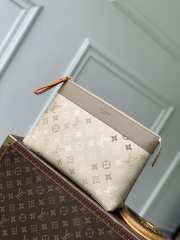 Uubags Louis Vuitton M29427 Pochette Voyage Souple Bag In Sand Beige 33.5x26x5.5cm - 1