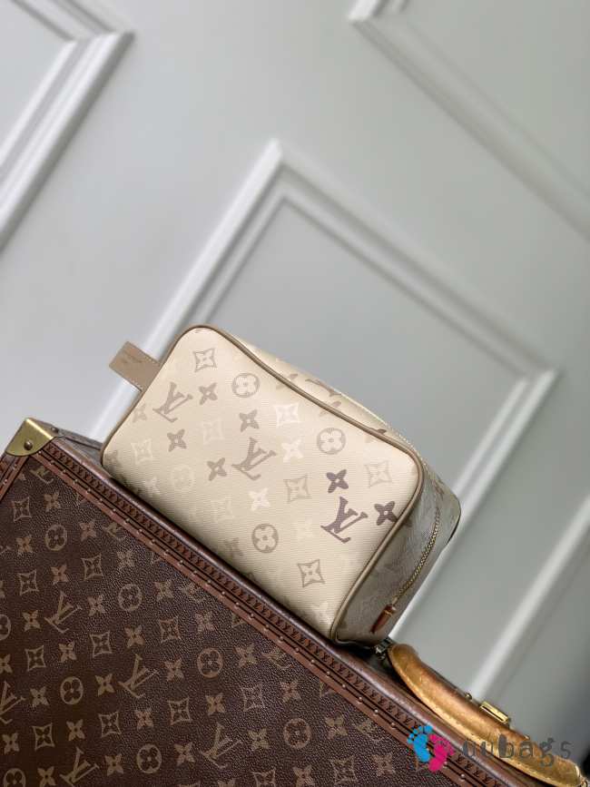 Uubags Louis Vuitton M28845 Small Locker Dopp Kit D16 In Sand Beige 23x13x12cm - 1