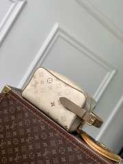 Uubags Louis Vuitton M28845 Small Locker Dopp Kit D16 In Sand Beige 23x13x12cm - 3