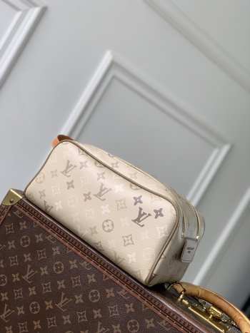 Uubags Louis Vuitton M29161 Dopp Kit D16 In Sand Beige 28x15x16.5cm