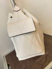 Uubags Tory Burch Charlie quilted drawstring shoulder bag in white 30x31x12.5cm - 4