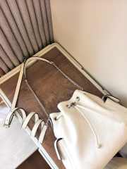 Uubags Tory Burch Small Charlie quilted drawstring shoulder bag in white 23.5x23x10.2cm - 3
