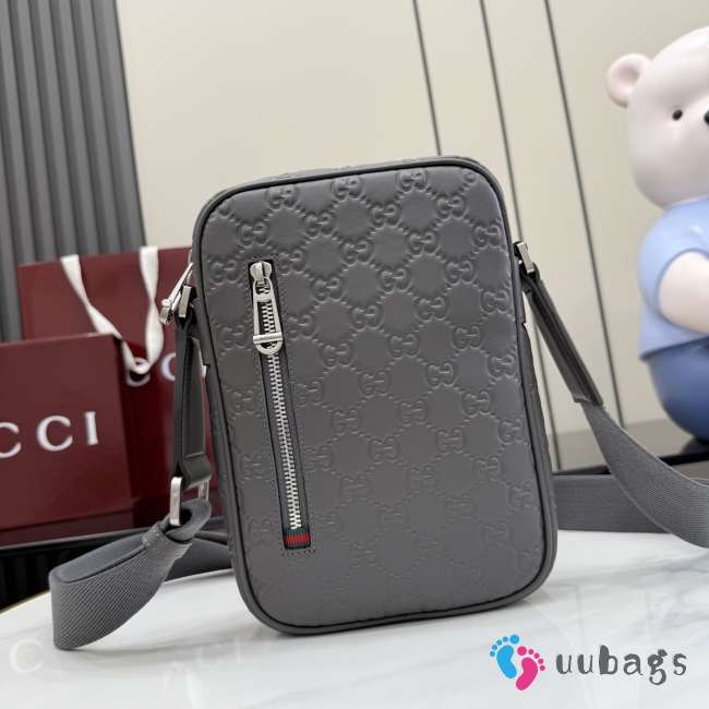Uubags Gucci GG Emblem small crossbody bag in grey embossed GG smooth leather 17x28x3cm - 1