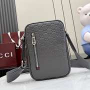 Uubags Gucci GG Emblem small crossbody bag in grey embossed GG smooth leather 17x28x3cm - 1