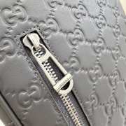 Uubags Gucci GG Emblem small crossbody bag in grey embossed GG smooth leather 17x28x3cm - 2