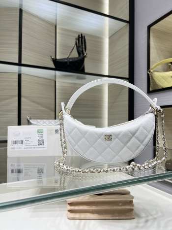 New Arrivals 2026 Chanel clutch with chain lambskin & gold-tone metal in white 15x22x6cm