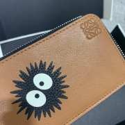 Uubags Loewe x spirited away susuwatari leather card holder in brown 13x7.5cm - 2