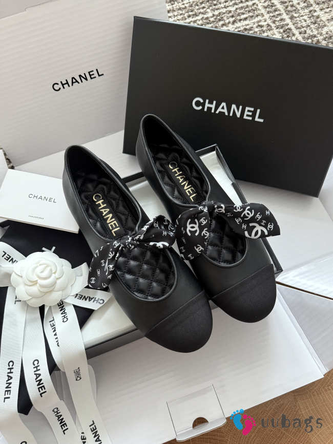 Uubags Chanel Mary Janes shoes in lambskin, grosgrain & silk, black & white  - 1