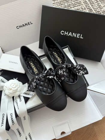 Uubags Chanel Mary Janes shoes in lambskin, grosgrain & silk, black & white 