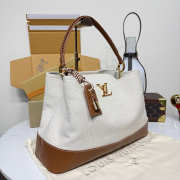 Uubags Louis Vuitton M28439 Capucines Weekender Bag In Tan Canvas And Cowhide Leather 43.5x15.5x16cm - 4