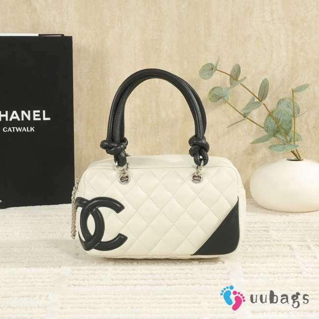 Uubags Calfskin Quilted Large Cambon Bowler White Black 12x21x9cm - 1
