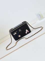 Uubags Chanel Lambskin Enamel Quilted Roller Skate Small Vanity Case With Chain Black 17cm - 1