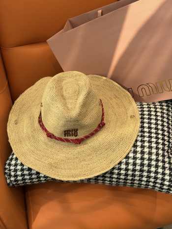 Uubags Miu Miu raffia hat in beige/burgundy