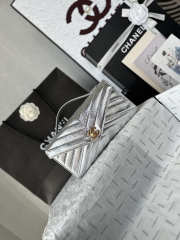 Uubags Chanel AS6044 Chevron Clutch Metallic Silver Aged Calfskin Gold Hardware 26x13x5cm - 3