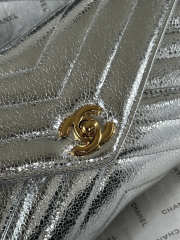 Uubags Chanel AS6044 Chevron Clutch Metallic Silver Aged Calfskin Gold Hardware 26x13x5cm - 2