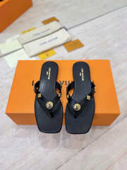 Uubags Louis Vuitton 1AK45V Gaia Flat Thong In Black  - 1
