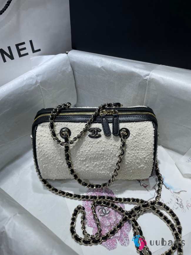 Uubags Chanel Classic Clutch With Chain Ecru Tweed & Gold-Tone Metal 11.5x18.5x11cm - 1