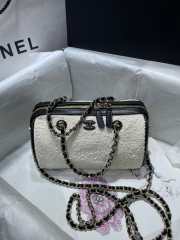 Uubags Chanel Classic Clutch With Chain Ecru Tweed & Gold-Tone Metal 11.5x18.5x11cm - 1