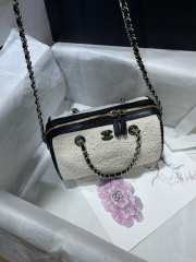 Uubags Chanel Classic Clutch With Chain Ecru Tweed & Gold-Tone Metal 11.5x18.5x11cm - 2
