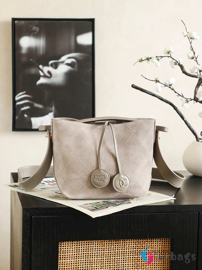 Uubags Chanel 26 Suede Drawstring Bucket Bag In Light Beige 20x11x8cm - 1